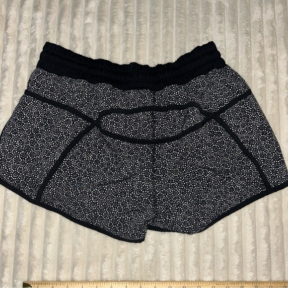 Lululemon Athletica Black and White Patterned Shorts Tracker Size 10 - Picture 3 of 8